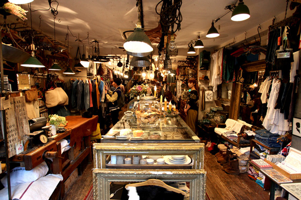 J'antiques- shopping in Japan