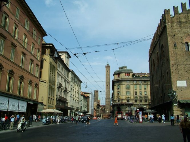 Via Rizzoli, Bologna - Shopping in Italy